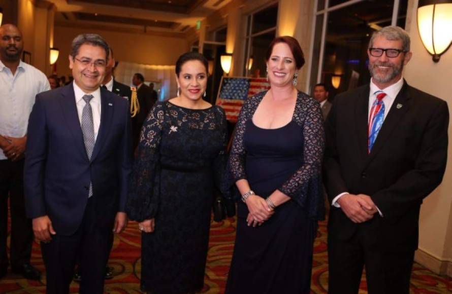 El presidente de Honduras, Juan Orlando Hernández, su esposa Ana García, y la encargada de Negocios de EEUU, Heide Fulton.