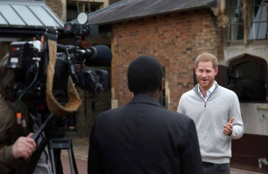 Meghan y Harry tuvieron 'un bebé muy saludable', dijo este jueves el padre en Windsor sobre su vástago, un varón que ocupará el séptimo puesto en la línea de sucesión a la Corona de su bisabuela Isabel II.<br/>