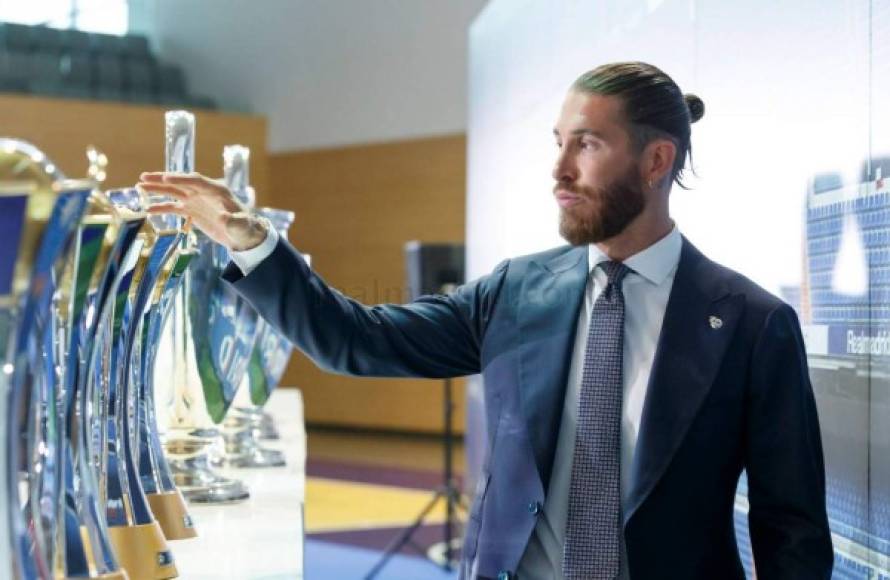 Sergio Ramos tocando los trofeos que ganó con el Real Madrid.