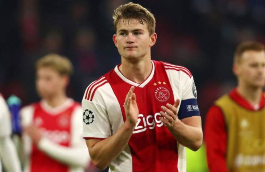 El Manchester United ha hecho una oferta millonaria por Matthijs de Ligt, según The Sun. El club inglés ofrece al jugador 14 millones de euros al año. El Barcelona sigue esperando por el central holandés del Ajax.