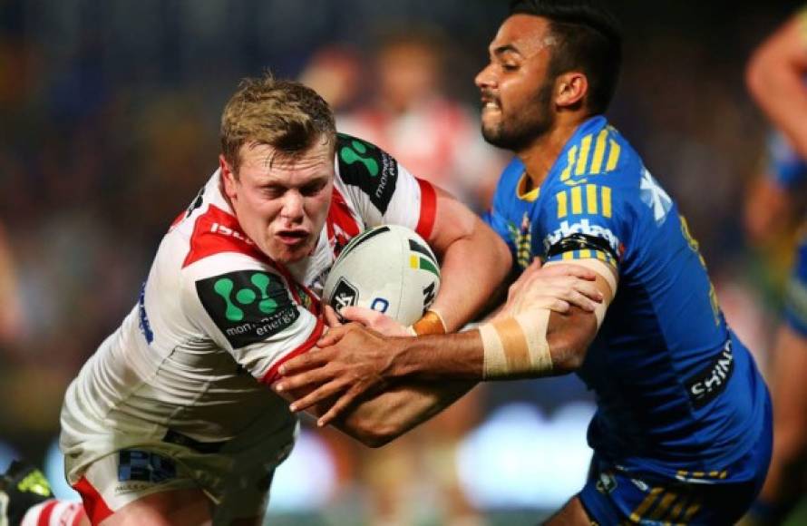 RUGBY. Batalla por el balón. Drew Hutchinson, de los Dragones, intenta robar el balón ante su oponente de las Anguilas en el partido en Pirtek Stadium de Sydney, Australia.