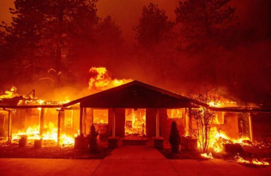 El 'Camp Fire' fue declarado en la mañana del jueves en las faldas de la Sierra Nevada estadounidense y avanzó a gran velocidad hasta engullir por completo Paradise, a 140 kilómetros de distancia de la capital de California, Sacramento, y a unos 280 kilómetros del área de la Bahía de San Francisco.