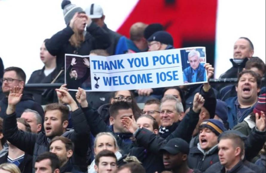 Un aficionado del Tottenham sacó un cartel en el que agradecía los servicios prestados a Mauricio Pocchetino y daba la bienvenida a José Mourinho en el banquillo spur.