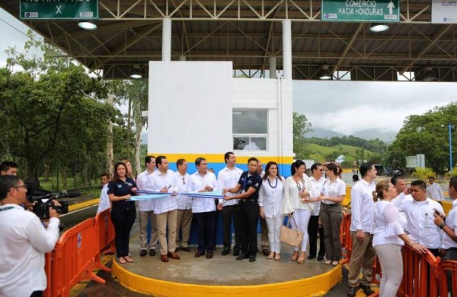 Handout picture released by Honduras' Presidency shows Honduran President Juan Orlando Hernandez (6-L) and his Guatemalan counterpart Jimmy Morales (4-L) inaugurating a bilateral customs union in Corinto, Cortes Department, Honduras, on June 26, 2017.<br/>Guatemala and Honduras are officially opening their borders for the free circulation of goods, being the first Central American countries to accomplish the pursued aim of a customs union. / AFP PHOTO / Honduran Presidency / HO / RESTRICTED TO EDITORIAL USE - MANDATORY CREDIT 'AFP PHOTO / HONDURAN PRESIDENCY' - NO MARKETING NO ADVERTISING CAMPAIGNS - DISTRIBUTED AS A SERVICE TO CLIENTS<br/><br/>