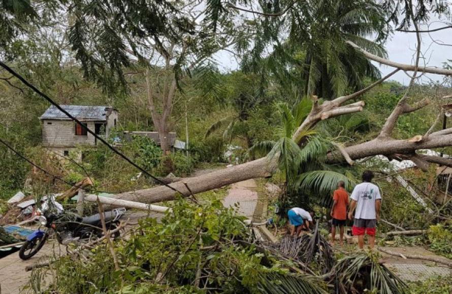 Iota irrumpió el lunes de madrugada en el turístico archipiélago, habitado por unas 65.000 personas, y tras su devastador paso miles de personas quedaron sin vivienda.