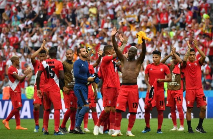 Los jugadores peruanos se despiden de su afición en el Mundial de Rusia 2018. Foto AFP