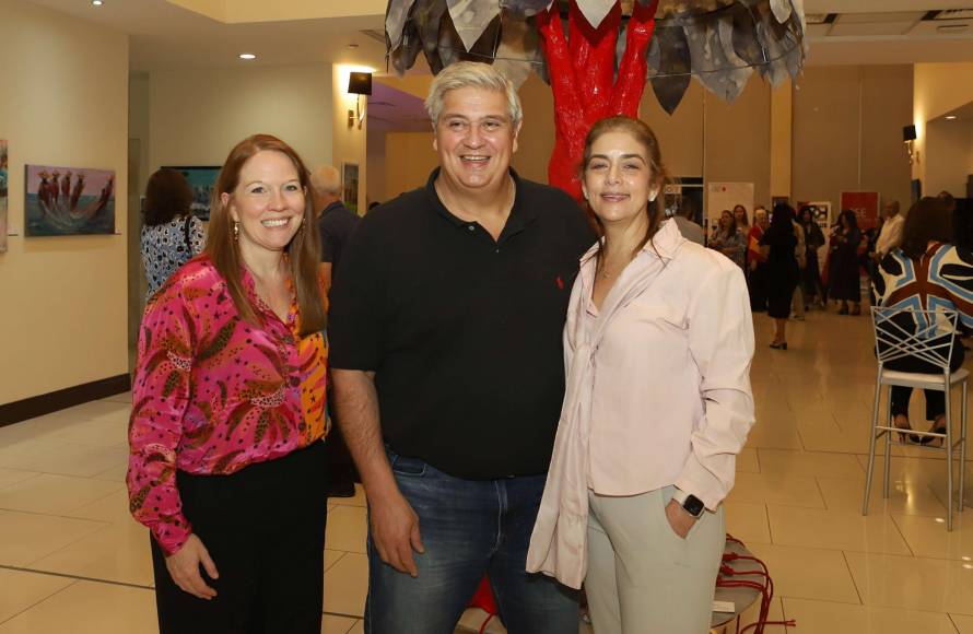 Erin Caldwell con Juan Carlos Sabillón y Ruth Marie Canahuati. 