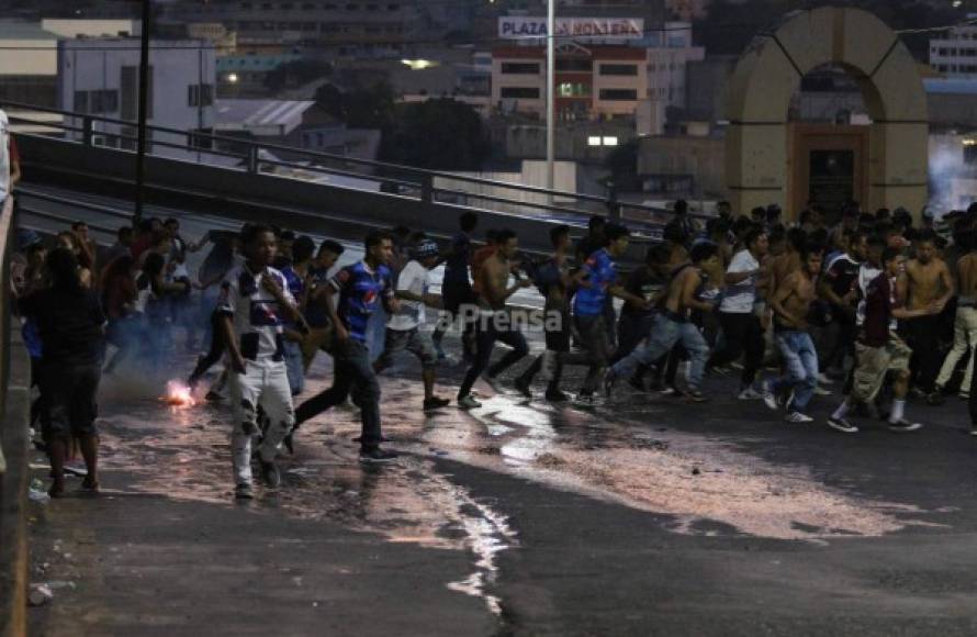 En los alrededores del estadio Nacional de Tegucigalpa se vivió un caos.