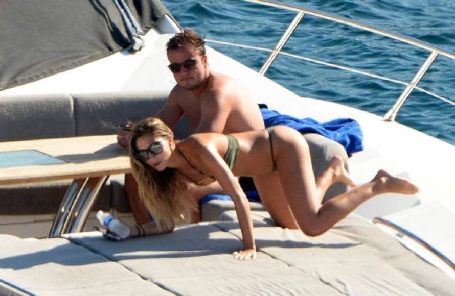 El futbolista del Borussia Dortmund estuvo tomando el sol en la cubierta del barco junto a su novia.