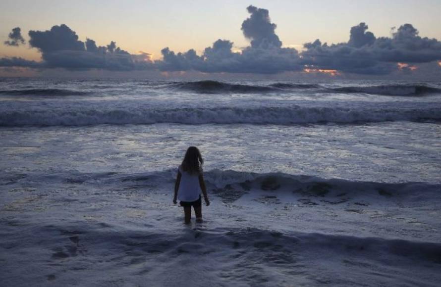 El NHC emitió un aviso de marejada ciclónica en la región, donde 'existe la posibilidad de inundaciones que amenacen la vida' debido a un aumento del nivel del mar 'moviéndose tierra adentro' en las próximas 48 horas.