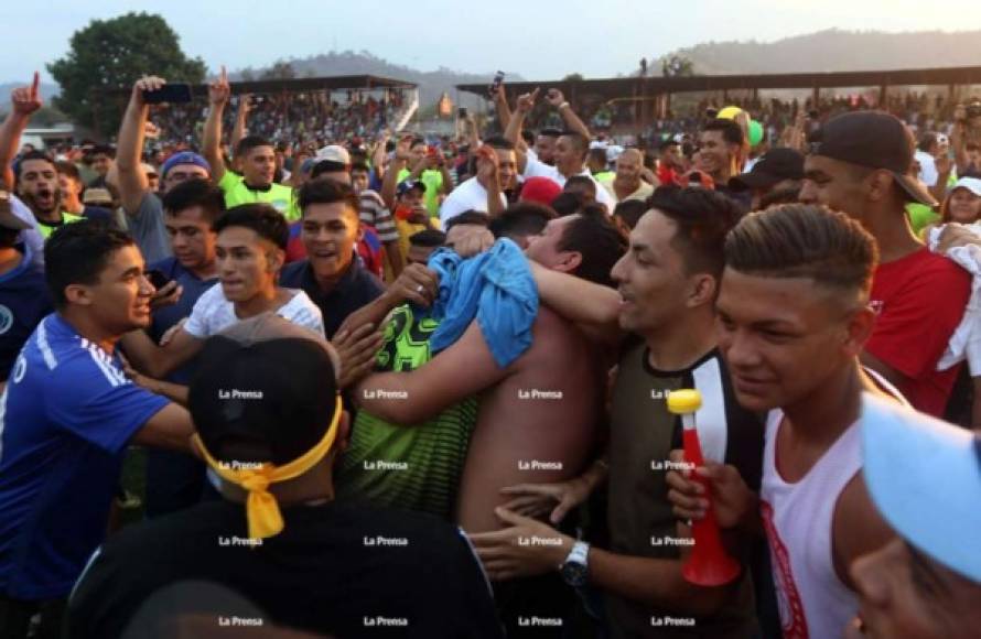 La celebración de aficionados del Real de Minas con los jugadores.