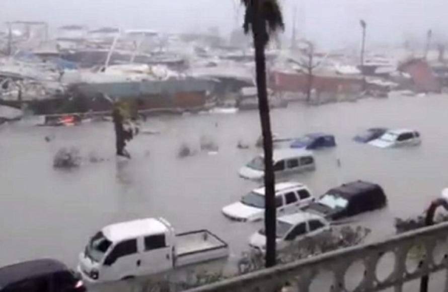 El poderoso huracán Irma azotó las islas de San Bartolomé y San Martín en el Caribe, luego de tocar tierra en la isla de Barbuda por la madrugada con ráfagas de hasta 295 km/h, dejando una estela de destrucción.