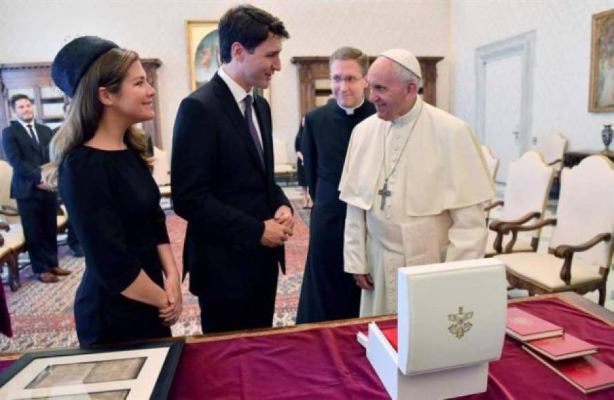 El papa Francisco recibió hoy por primera vez al jefe del Gobierno canadiense, Justin Trudeau, y abordaron algunos de los asuntos tratados en la cumbre del G7 celebrada este fin de semana en Taormina (Sicilia), sobre todo los relativos a Oriente Medio, informó la Santa Sede.