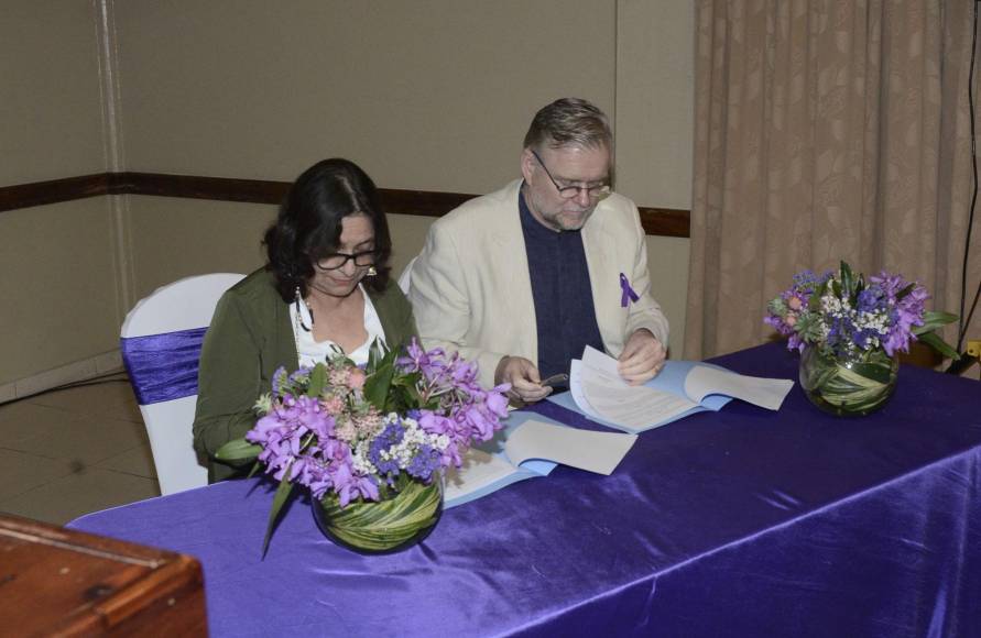 Momento en que se realizó la firma del convenio de enfoque de género entre CARE Internacional y Fundahrse, el cual fue realizado por Lizette Montoya y Kim Waigel respectivamente. 