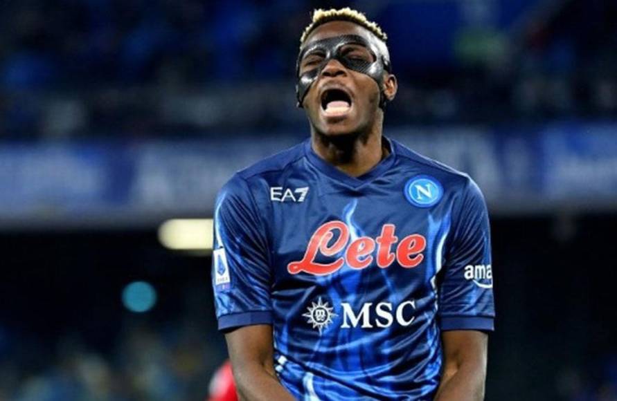 Según Fabrizio Romano, el conjunto italiano y el delantero nigeriano Osimhen han llegado a un acuerdo para la renovación del contrato. Firmará un año más, hasta 2026, y tendrá una cláusula que podría llegar a los 130 millones de euros