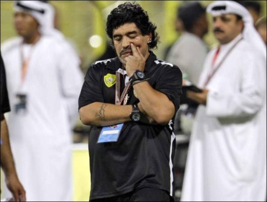 Maradona pateó la mano a un aficionado después de un partido que dirigió al Al Wasl, porque se metió en una foto que el argentino trataba de tomarse con una pancarta de apoyo.