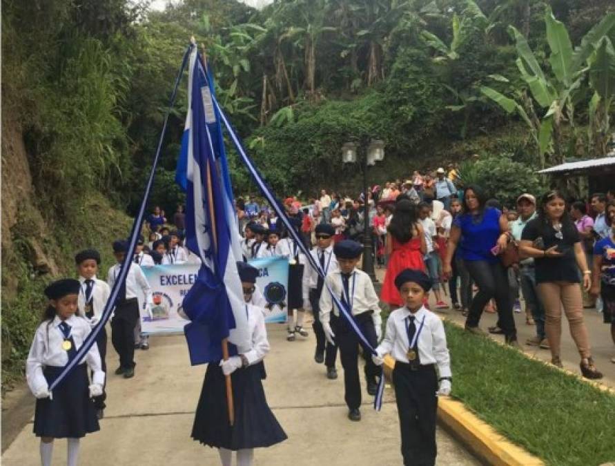 Con mucho fervor patrio los escolares desfilan hoy 14 de septiembre. En la gráfica los alumnos de Gualcinse Lempira.