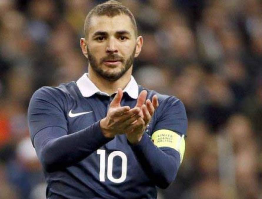 Karim Benzema está fuera de la Selección de Francia por chantaje sexual con su compañero Valbuena. El atacante le exigió el pago de 150 mil euros, a cambio de que no difundir un video (grabado con un celular) en el que aparecería el jugador en situaciones de alto contenido sexual.