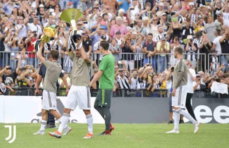 La Juve se llevó su respectivo trofeo al ganar 5-0 .