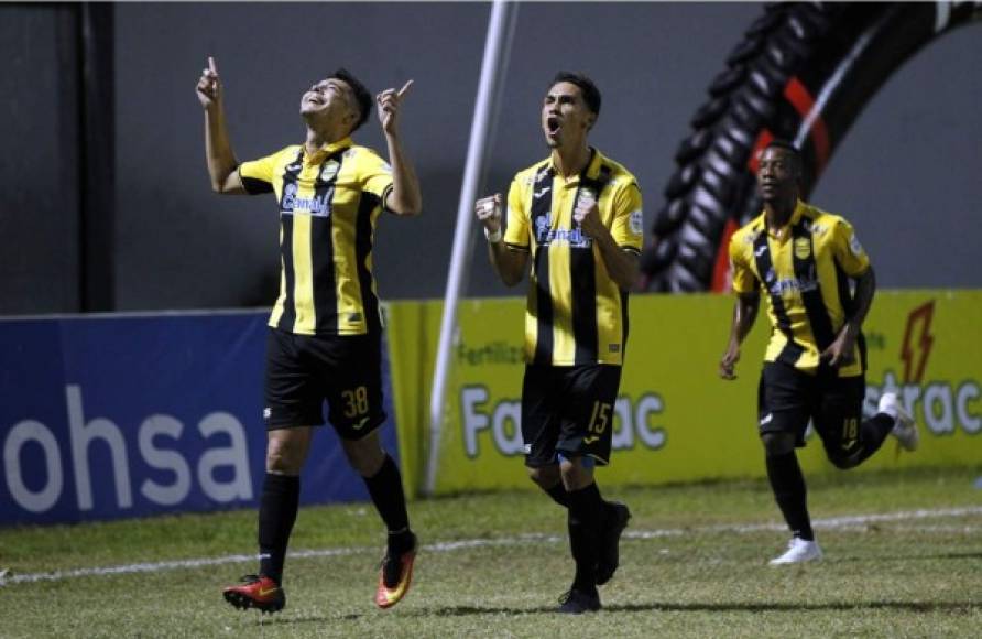 Jhow Benavídez celebrando su gol de penal contra el Marathón.