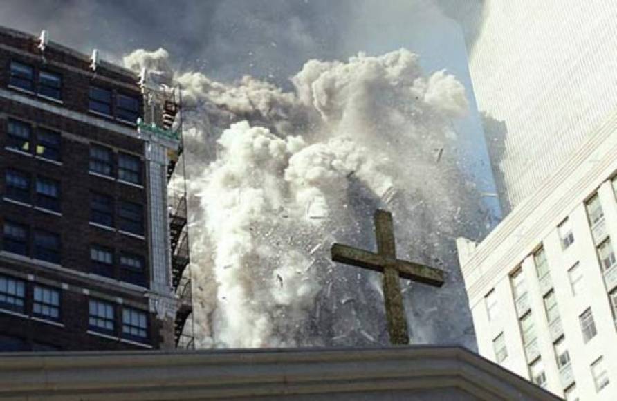 "Otra de las imágenes muestra el momento preciso en que se derrumbó la torre norte tras el impacto de un avión comercial."