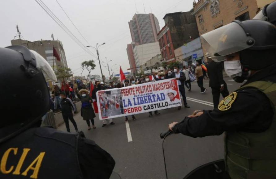 Castillo también tiene la tarea de apaciguar las tensiones políticas que han llevado a Perú a tener tres presidentes en cinco días, algo insólito para un país sudamericano.