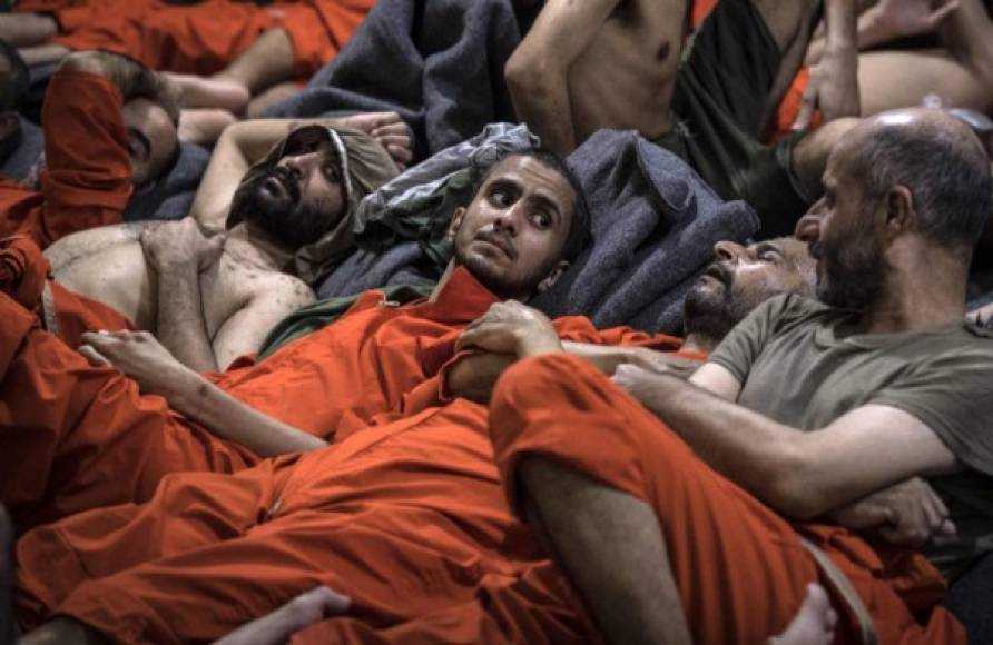 En sus celdas, los yihadistas pasan el tiempo como pueden: tumbados en sus colchones de espuma, rosario en mano. Los baños rudimentarios se encuentran en una esquina, detrás de una simple tela o una lona de plástico.