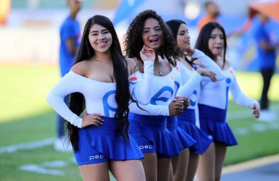 Las imágenes del ambiente que se vive en el estadio Nacional con el partido de vuelta de la semifinal entre Motagua y Platense. Hermosas chicas adornan el escenario.
