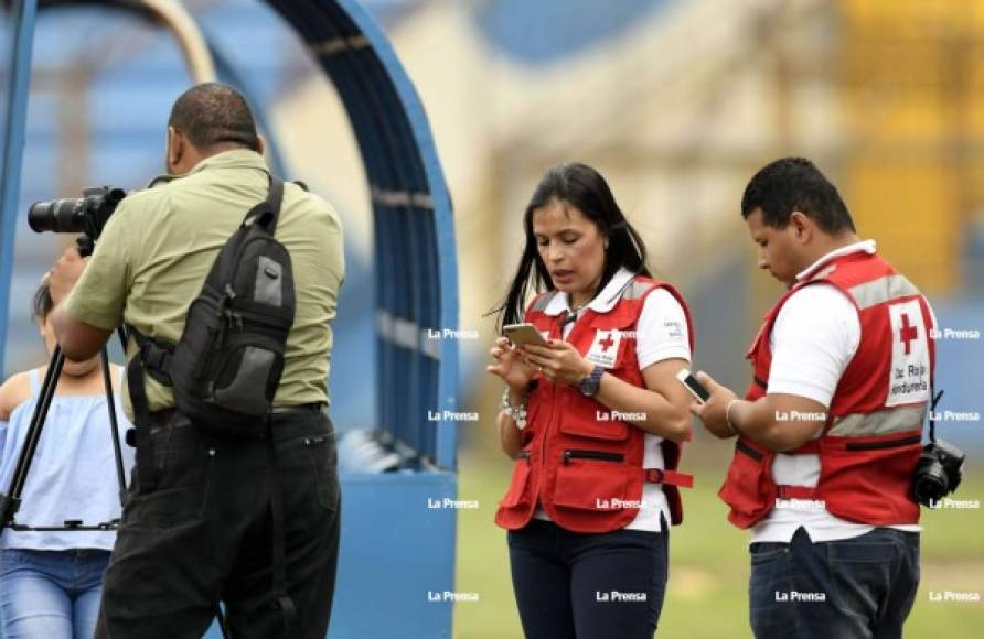 Personal de la Cruz Roja hondureña estuvo presente en el estadio Olímpico. Un grupo de seleccionados nacionales de sumaron a la campaña mundial de donación de sangre.