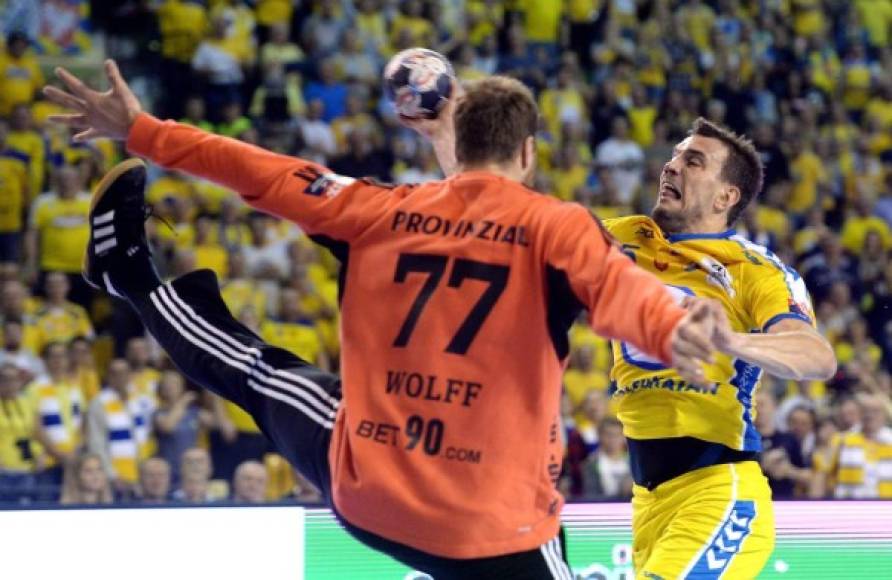 BALONMANO. Salvando la meta. El portero Andreas Wolff, de THW Kiel, trata de parar el intento de anotación de Michal Jurecki, de PGE Vive Kielce, por la Liga de Campeones.