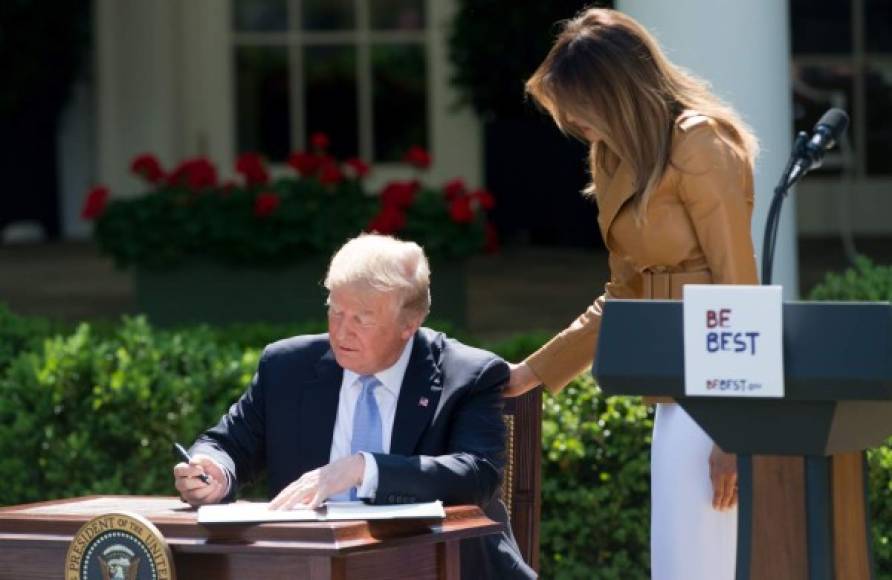Trump también firmó una proclamación declarando este día en honor de la campaña de su esposa.