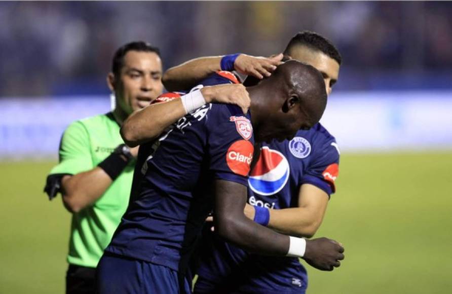 Rubilio Castillo y Roberto Moreira celebrando el 2-0 del Motagua ante Olimpia.