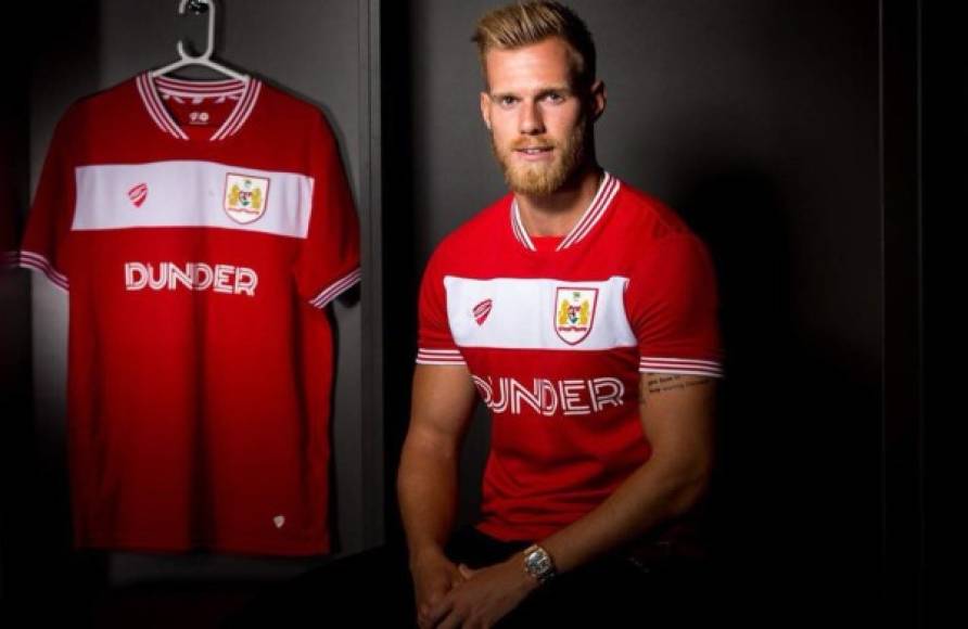 El Chelsea ha cedido a Tomas Kalas al Bristol City. El defensa checo de 25 años estuvo en el Fulham la temporada pasada.