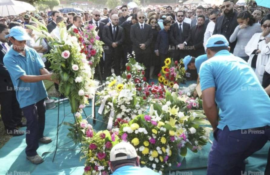 Los familiares y miles de seguidores despidieron a eso de las 4 de la tarde a la pastora Ninoska.