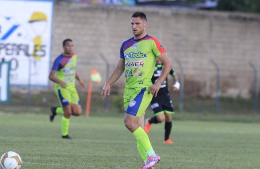 Evgeni Kabaev no la pasó nada bien su primer partido oficial en la Liga Nacional de Honduras. El ruso sufrió en primer lugar por las altas temperaturas.