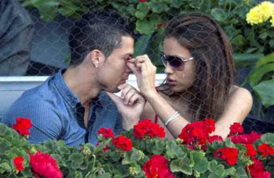 Sin embargo, según ha asegurado este domingo 'The Sun' Cristiano Ronaldo sigue queriendo a Irina Shayk y aún no ha superado su ruptura.