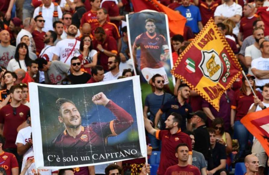 Las pancartas para Totti no hicieron falta. FOTO AFP.