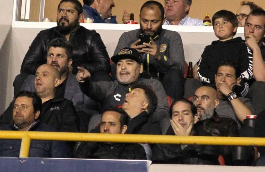 Diego Maradona no pudo estar al pie de campo debido a su expulsión en el primer partido de la final.