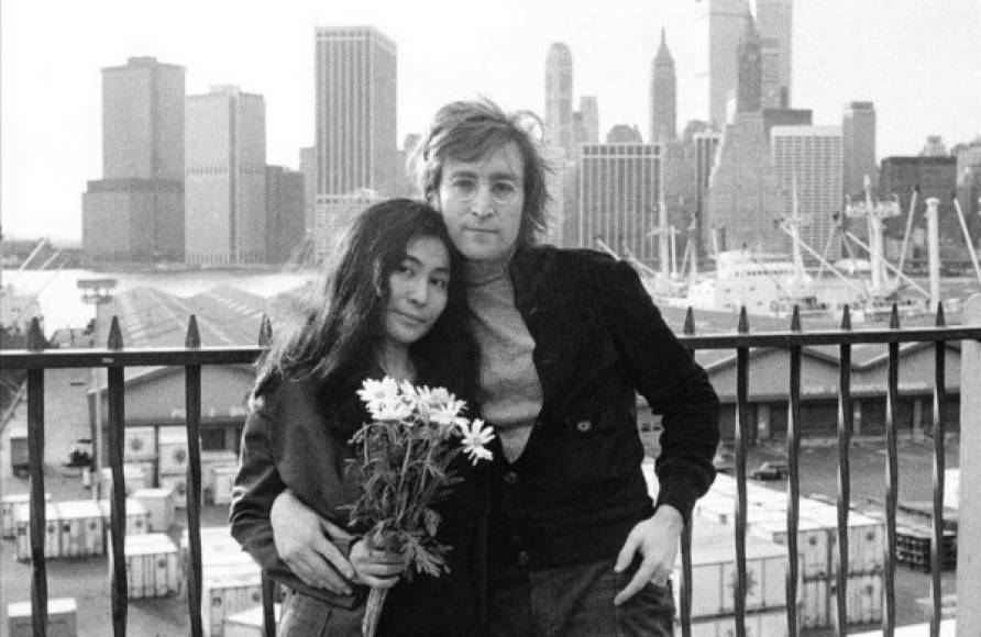 En 2015, la artista japonesa Yoko Ono, quien ha impugnado cada uno de los intentos de libertad condicional de Chapman, le dijo al medio The Daily Beast que vivía con el temor de que lo dejaran salir de prisión.<br/>'Podría hacerlo de nuevo, a otra persona. Podría ser yo, podría ser Sean (su hijo), podría ser cualquiera, así que existe esa preocupación', aseguró ella.