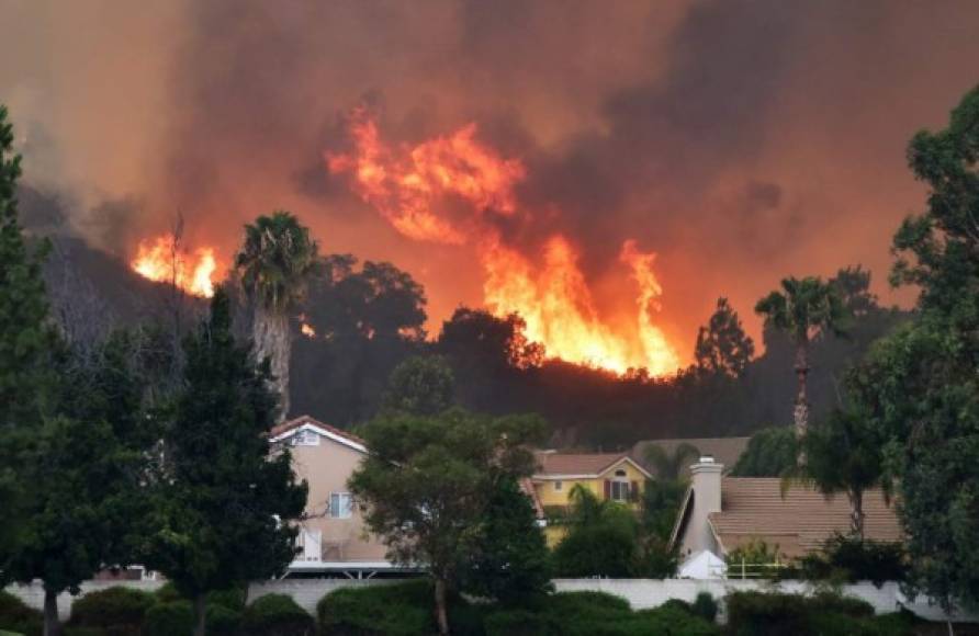 El incendio 'Mendocino Complex', que el lunes por la noche se convirtió en el fuego más destructivo de la historia de California (EEUU), continua avanzando sin que los bomberos hayan podido frenar las llamas, que han arrasado más de 117.600 hectáreas.