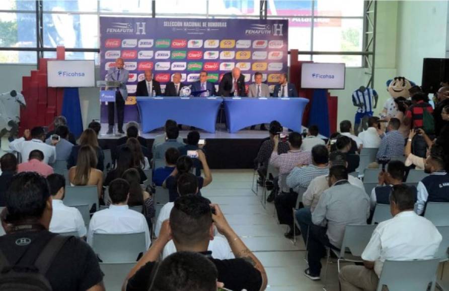 Decenas de periodistas cubriendo la presentación de Fabián Coito como seleccionador de Honduras.