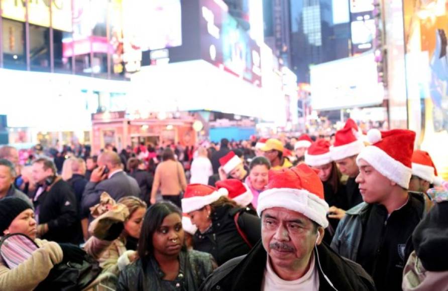 Algunos grandes almacenes, como JCPenney, abrieron este jueves a las 15.00 hora local, en la que tradicionalmente la familia estadounidense sigue dando cuenta del tradicional pavo asado y el copioso festín de acompañamientos y tartas.<br/>