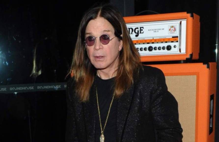 Ozzy Osbourne: Luego de su conocido problema de abuso de drogas, como las metanfetaminas, que son factor para desarrollar Parkinson, el mundo de la música aseguraba que sus síntomas pertenecían a dicha enfermedad. Sin embargo, el rockero padece una condición similar conocida como Síndrome Parkin.