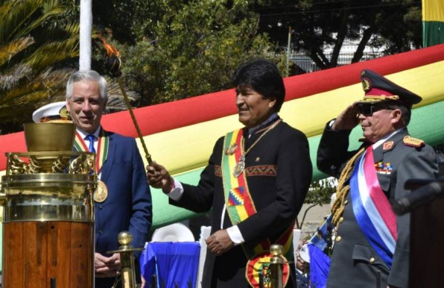 Morales se convirtió en 2006 en el primer presidente indígena de Bolivia. El mandatario gobernaría por otros 13 años ese país sudamericano hasta ser obligado por las Fuerzas Armadas a renunciar para aplacar una crisis sociopolítica desatada tras las elecciones generales del pasado 20 de octubre, en las que la OEA descubrió graves irregularidades.