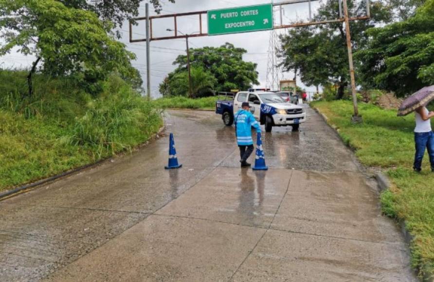 La Policía Nacional cerró varios accesos viales ante inundaciones provocadas por el desbordamiento de calles y ríos.