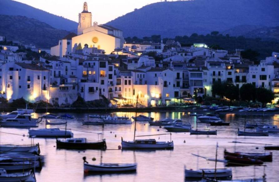 "Lozano también podrá visitar en Gerona, el pueblo de Cadaqués, considerado uno de los más bellos de España."