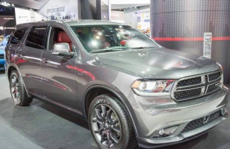 No toda la colección de Ronaldinho son autos veloces, como lo demuestra la lujosa Dodge Durango, un lujoso SUV que sin embargo tiene una buena potencia y velocidad.