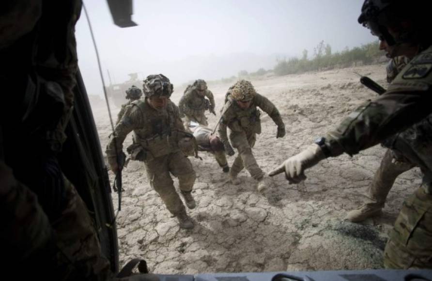 Sin embargo, la guerra en Afganistán dejó de ser foco prioritario de atención de Washington en 2003, cuando fuerzas estadounidenses invadieron Irak. Los talibanes y otros grupos islamistas se reagruparon en sus bastiones en el sur y el este del país.