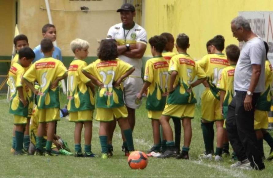 El brasileño Jocimar tiene su propia escuela de fútbol. <br/>