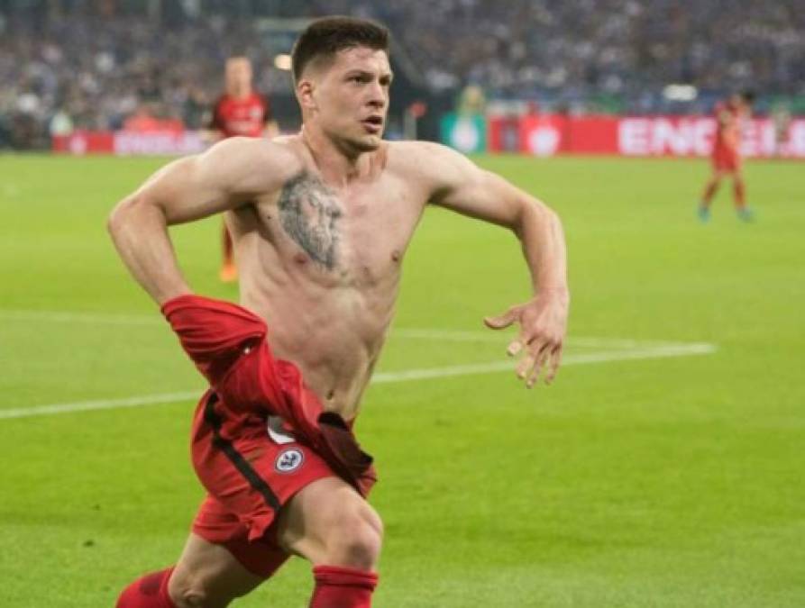 El delantero serbio cuenta con 21 años de edad y cumple su segunda temporada en el Eintracht Frankurt de la Bundesliga de Alemania. Debido a sus grandes actuaciones, el atacante ha llenado las expectativas del Barcelona y Real Madrid.